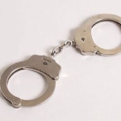 Převzal dva telefony do opravy, ty si poté ponechal