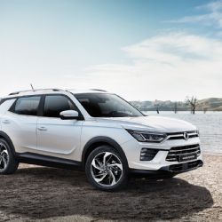 SUV vůz SsangYong KORANDO je nyní ještě dostupnější. Ve verzi STYLE+ získáte ZDARMA bohatou výbavu v ceně 30.000 Kč