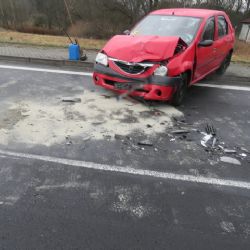 Aš: Čelní střet Renaultu a Dacie způsobila řidička vjetím do protisměru