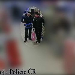 Aš: Odcizili kartony cigaret. Poznáte je na videu?