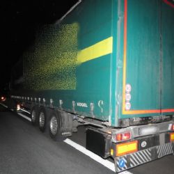 Březová: Z kamionu odpadl kus ledu a rozbil čelní sklo autu