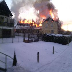 Bříza: Rodinný dům vyhořel, žena se zachránila