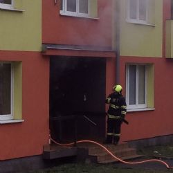 Bukovany: Při likvidaci požáru výškové budovy pomáhali i dobrovolní hasiči z Habartova