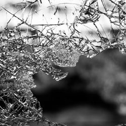 Cheb: Bývalý zaměstnanec rozbíjel ve firmě skleněné výplně dveří