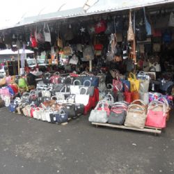 Cheb: Celníci zabavili padělky kabelek a peněženek za 2 miliony