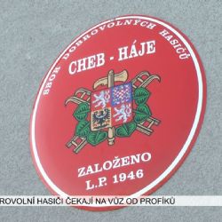 Cheb: Dobrovolní hasiči čekají na vůz od profíků (TV Západ)