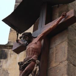 Cheb: Po útocích vandalů vyjde oprava kříže na čtvrt milionu