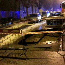 Cheb: V Lidické ulici se propadla vozovka. Do ní zajel taxík