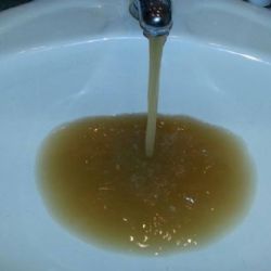 Chodov: Z kohoutků teče břečka. Neudržujete si rozvody, kontruje servisní organizace