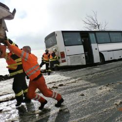 Chomutov: Hasiči pomáhali při vyprošťování autobusu