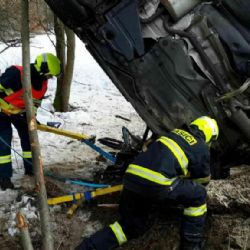 Dolní Nivy: Auto vylétlo ze silnice a přerazilo strom. Zaklíněný řidič nehodu nepřežil