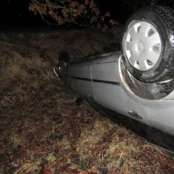 Františkovy Lázně: Řidička najela na svodidla a převrátila se s vozidlem na střechu