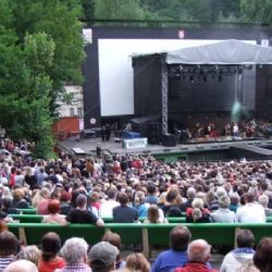Karlovy Vary : Město hledá pořadatele akcí v letním kině