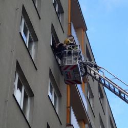 Karlovy Vary: Hasiči asistovali při snesení zraněné pacientky