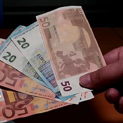 Karlovy Vary: Počet falešných EUR bankovek roste, policie uvolnila video