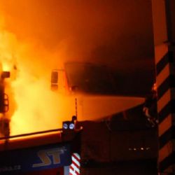 Karlovy Vary: Požár u silničářů ničil auta. Škody jdou do milionů