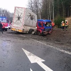 Karlovy Vary: Při nehodě kamionu došlo k úniku provozních kapalin