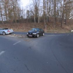 Kynšperk: Jel rychle a na kruhovém objezdu způsobil nehodu