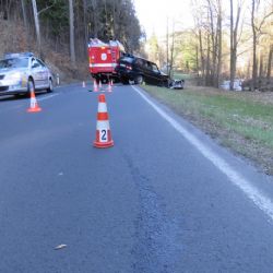 Merklín: Řidičku museli vyprostit hasiči. Do nemocnice byla transportována letecky