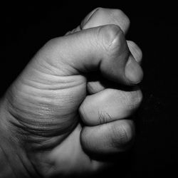 Karlovarsko: Zasypal svou bývalou přítelkyni desítkami ran pěstí