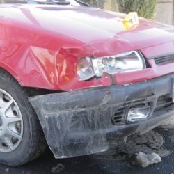 Nejdříve způsobil dopravní nehodu a poté napadl policisty