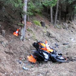 Nová Ves: Motocyklista dostal smyk a narazil do stromu