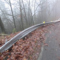 Oloví: Mladý řidič po nárazu do svodidel spadl ze strmého srázu