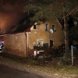 Planá: Několik desítek hasičů likvidovalo požár rodinného domu