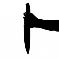 Karlovy Vary: Pobodal muže v bytovém domě