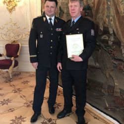 Cheb, Praha: Oceněný policista převzal od prezidenta republiky Zlatý záchranářský kříž 