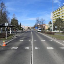 Sokolov: Na kolečkových bruslích vjel do silnice. Střetl se s vozidlem