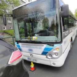 Sokolov: Střet autobusu a osobního vozidla