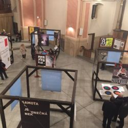 Sokolov: Studenti grafiky vystavují plakáty v kostele