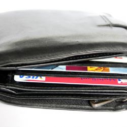 Sokolovsko: Naboural půjčené auto. Jeho kumpán z něj ještě ukradl peněženku