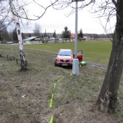 Sokolovsko: Řidičky špatně zaparkované auto vjelo na fotbalové hřiště