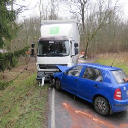 Štědrá: Řidička nepřizpůsobila rychlost, dostala smyk a střetla se s náklaďákem