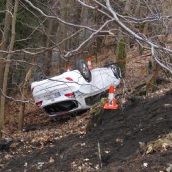 Tisová: Řidička sjela ze srázu a skončila na střeše