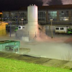 Vintířov: Hrozící explozi tisíců litrů kyslíku zabránili hasiči vodní stěnou