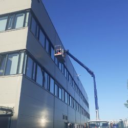 Měsíčně zajišťujeme výškové mytí 13 000 m2 okenních ploch