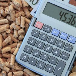 Čím topit? Srovnáváme dřevo a pelety