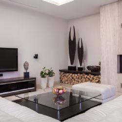 Dokonale útulný interiér díky příjemnému posezení a krbovým kamnům