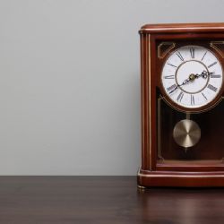 Jak vybrat hodiny do bytu? Můžete vsadit na kyvadlové