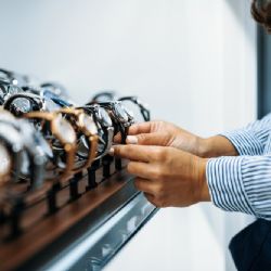 Klasické náramkové hodinky mohou být výborným dárkem