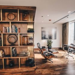 Plastům odzvonilo. V interiérech opět vládnou přírodní materiály