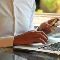 Platbám převodem v eshopech odzvonilo. Neoslovuje už Pražany ani vysokoškolsky vzdělané