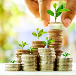 Jak ochránit úspory v době změn: investování, které dává smysl i pro obyvatele Karlovarského kraje