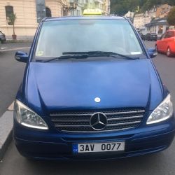 Taxi Karlovy Vary Garsia - cena je 30 Kč za km, v centru města 150 Kč.