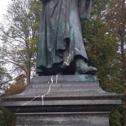 Aš: Vandalové poničili unikátní pomník Dr. Martina Luthera