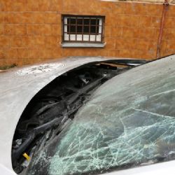 Aš: Výbušninou poškodil zaparkované služební vozidlo