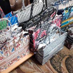 Cheb: Celníci zajistili další zboží na tržnici